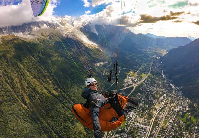 Selfie en parapente à chamonix face au Glacier des Bossons et aiguille du Midi